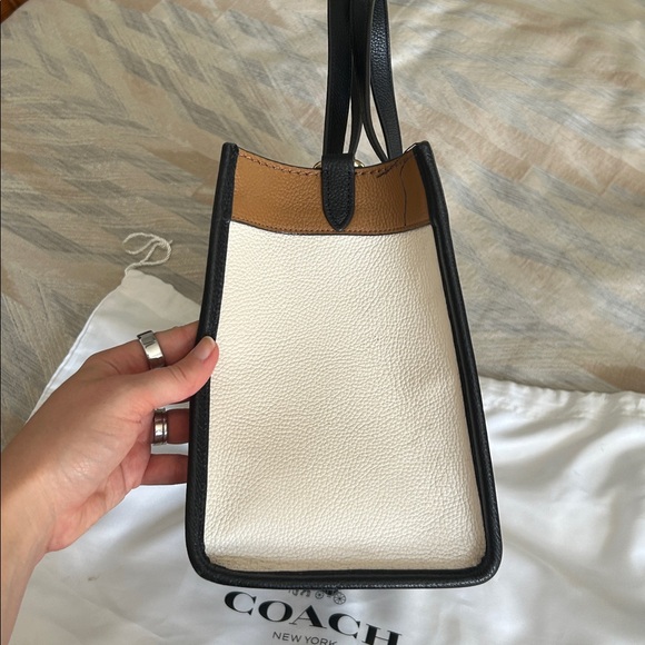 Coach Tan and Cream Leather Handbag with crossbody strap - Picture 5 of 8